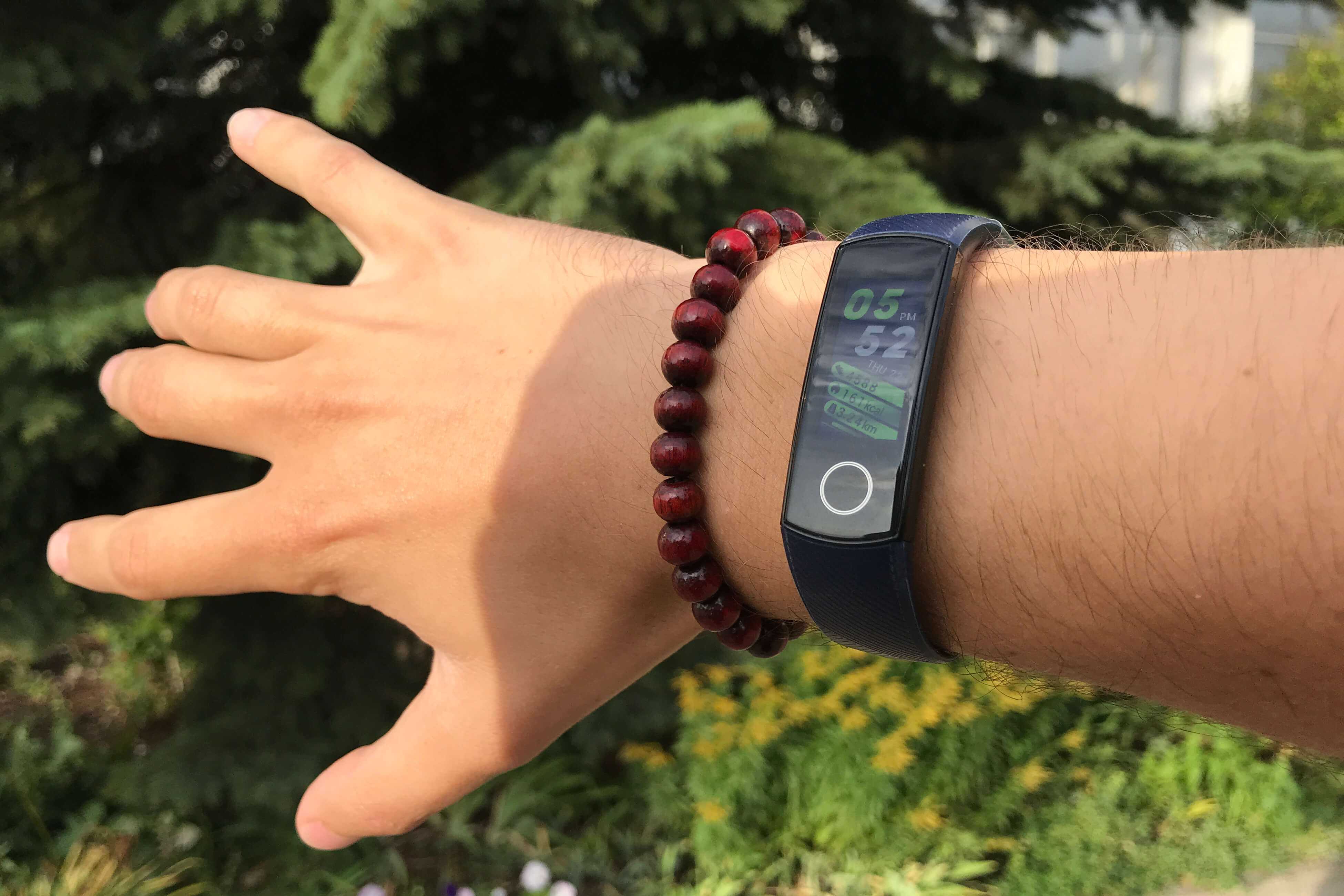 Обзор honor band 5 в сравнении с honor band 4: датчик кислорода и другие нововведения - deep-review