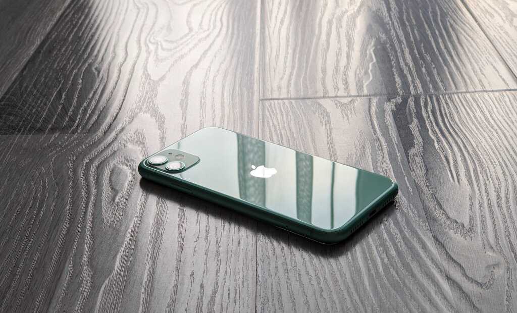 Спрос на iPhone X в России оказался крайне высок, несмотря на то, что Apple представил одновременно с ним iPhone 8 и iPhone 8 Plus Но если два последних больше похожи на модели предыдущего поколения,