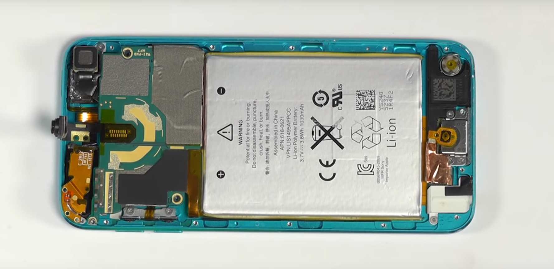 Разборка Ipod Touch нужна в случае замены вышедших из строя деталей или необходимости установки сменного аккумулятора Операция эта относительно проста, особенно в сравнении с разборкой некоторых боле