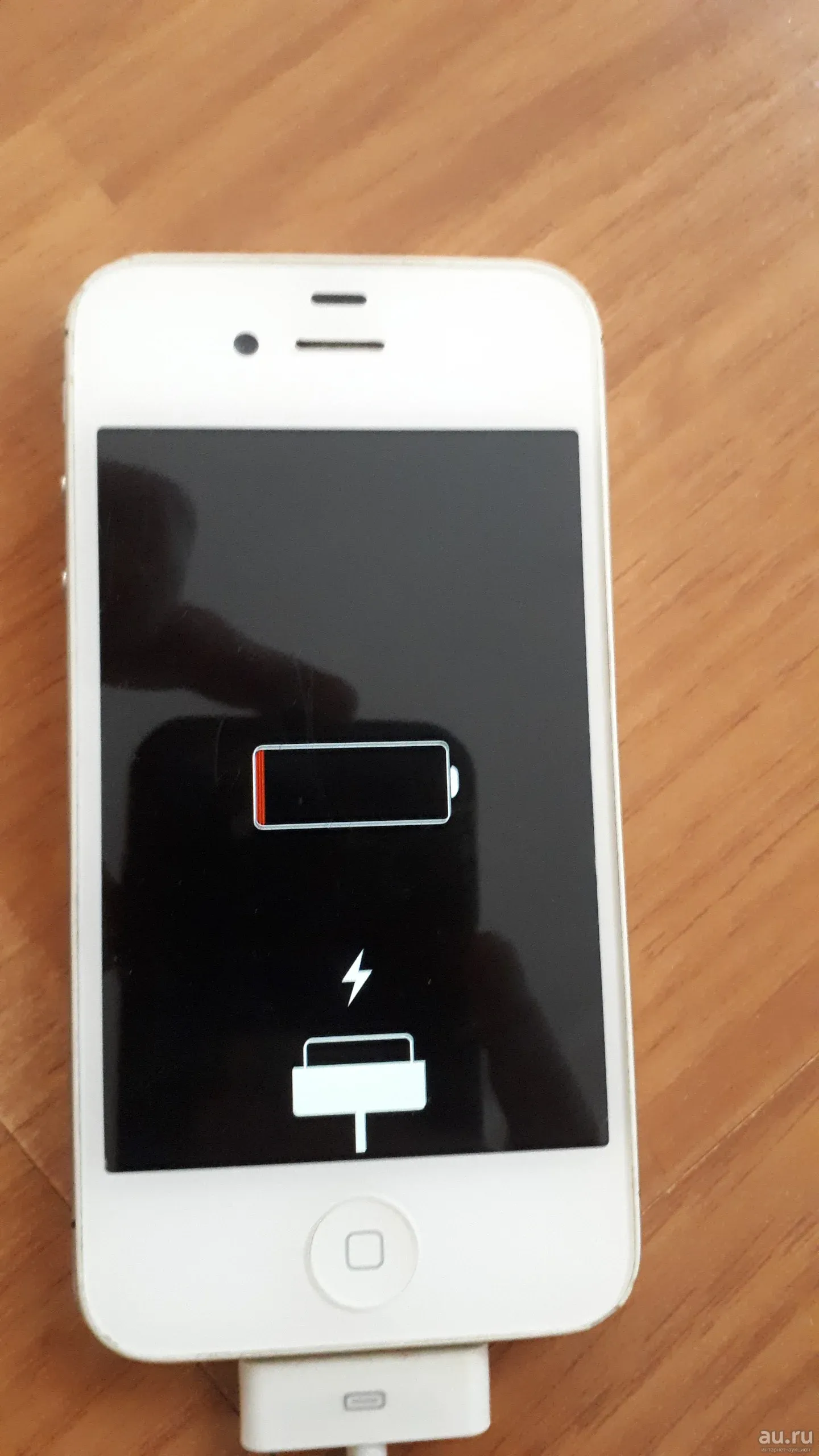 Включается айфон разрядки. Зарядка на айфон 4s. Iphone 4s зарядка. Iphone 4 не заряжается. Айфон заряжается.